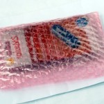 Kutija flešića u pucketavoj kesici