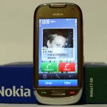 Nokia C7: prednja strana, poziv u toku