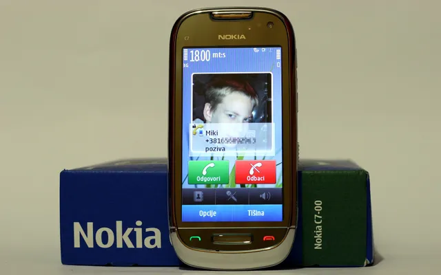Nokia C7: предња страна, позив у току
