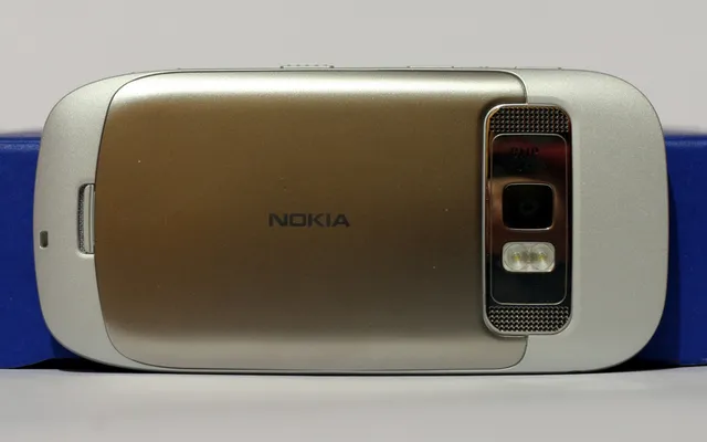 Nokia C7: полеђина телефона