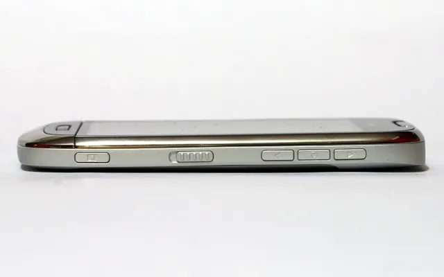Nokia C7: десна бочна страница