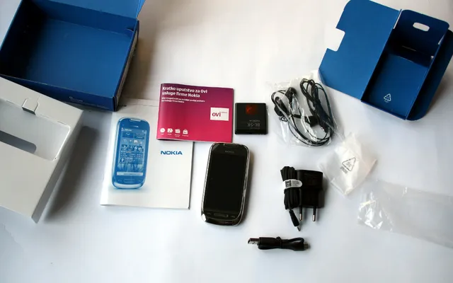 Nokia C7: садржај паковања за српско тржиште